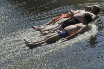 Ekománie: Lidé v houfech skákali do řek