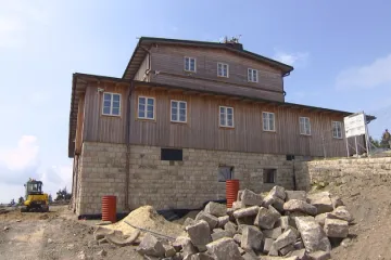 Osm let po požáru Petrova bouda znovu stojí. První návštěvníky přivítá koncem roku