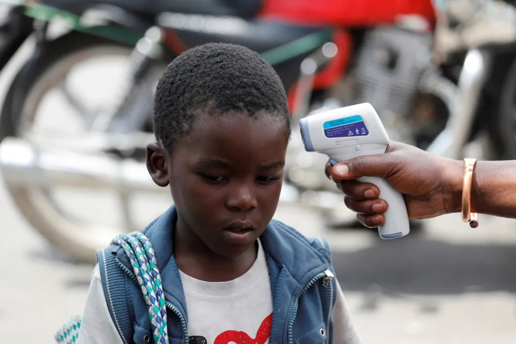 Zdravotníci, převážně dobrovolníci, chodí po městě Goma a v ohrožených oblastech měří teplotu a informují obyvatele o šíření nemoci.