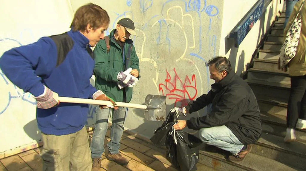 Dobrovolníci uklízejí u stanice metra Vltavská v Praze