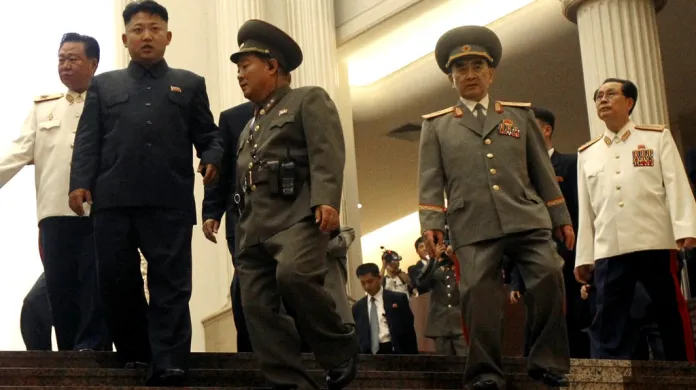 Kim Čong-un s nejbližšími spolupracovníky