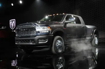 Autosalon v Detroitu: Firmy tlačí na Trumpa, aby vyřešil obchodní spory i rozpočtovou nouzi. VW a Ford uzavřely alianci
