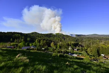 Zvýšené riziko požárů nově platí na většině území Česka