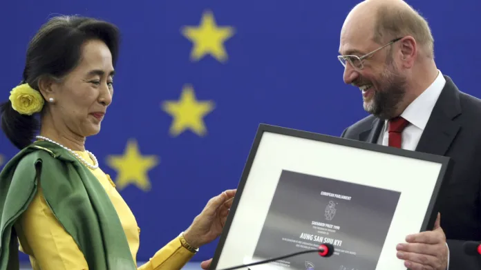 Martin Schulz předal Su Ťij Sacharovovu cenu