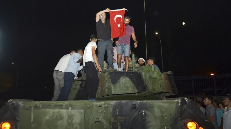 Obyvatelé Istanbulu na jednom z tanků