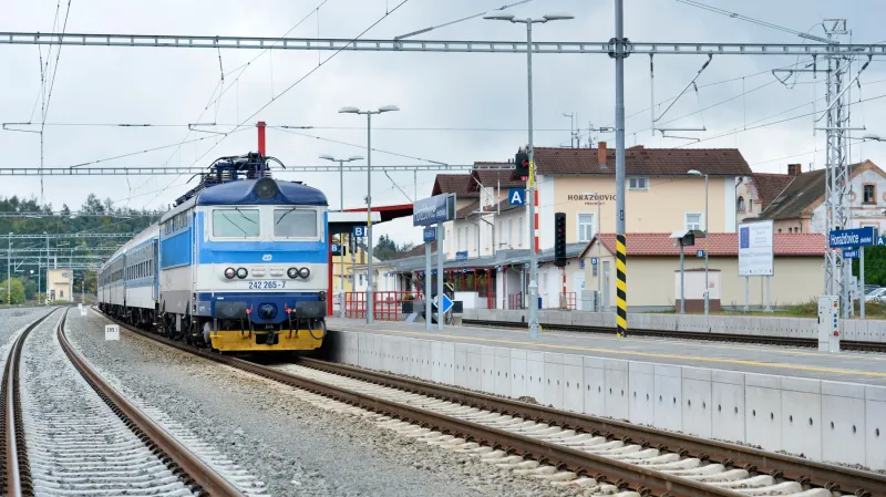 I když se to možná nezdá, je trať, která vede z Českých Budějovic přes Horažďovice do Plzně jedna z nejrychlejších v Česku ve vztahu k silniční dopravě. Rychlík Budějovice–Plzeň jede o čtvrt hodiny kratší dobu než auto