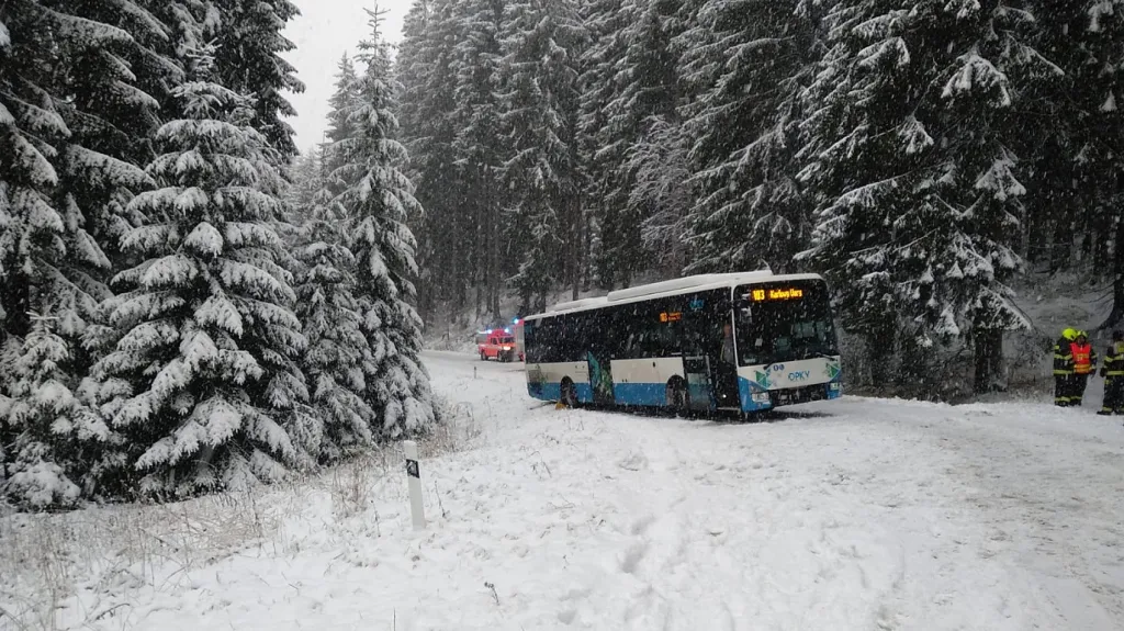 Autobus u Horní Blatné sjel ze silnice