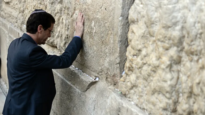 Jicchak Herzog se před volbami pomodlil