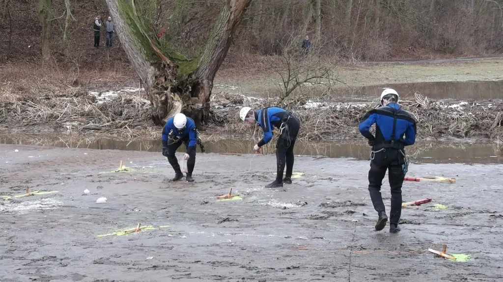 Pyrotechnici připravují odstřel ledu