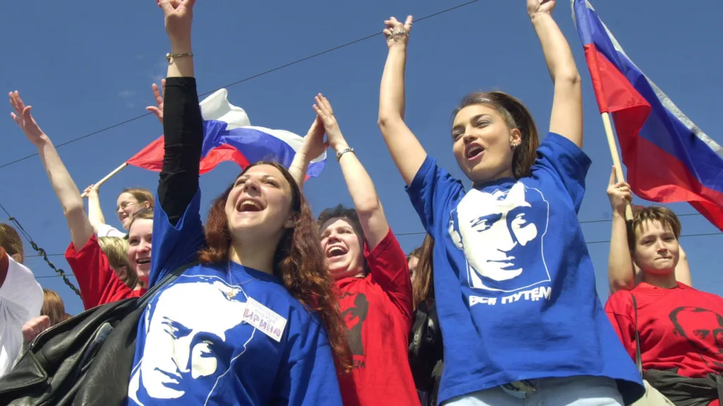 Ruská mládež oslavuje výročí Vladimira Putina jako prezidenta