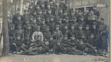 Důstojníci a vojáci první čety roty Nazdar. Podzim 1914.
