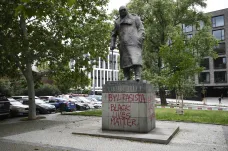 Sochu Winstona Churchilla v Praze poškodil sprejer. Napsal, že byl rasista