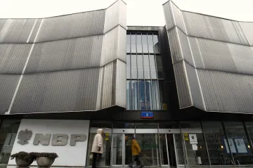 PiS má potíže. Šéfka komunikace polské centrální banky brala víc než ministryně