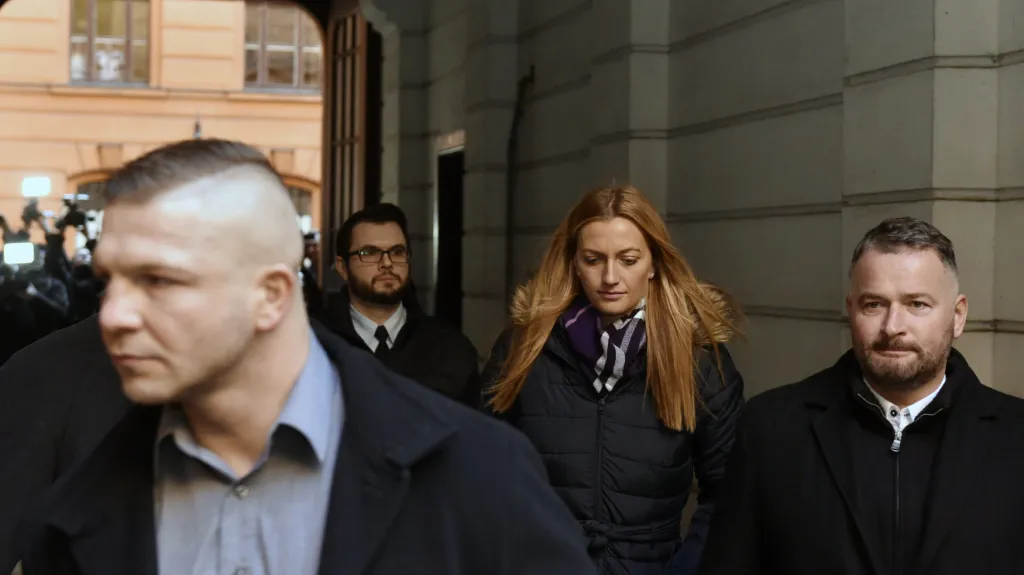 Petra Kvitová před budovou soudu
