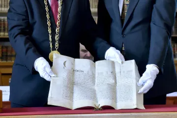 Univerzita Karlova musí čekat na své zakládací listiny, soudy se táhnou