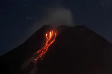 Indonéská sopka Merapi začala chrlit lávu
