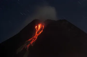 Indonéská sopka Merapi začala chrlit lávu