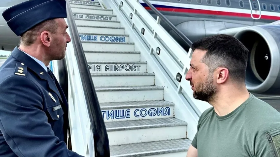 Prezident Zelenskyj nastupuje do českého vládního speciálu