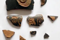 Archeologové našli u Milovic na Jičínsku část antické nádoby