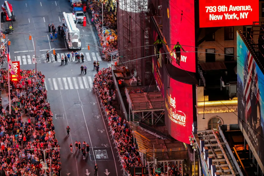 Pokus o přechod nad Times Square byl úspěšný a potleskem ho odměnilo mnoho tisíc Newyorčanů.