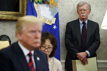 Trump chce zastavit vydání Boltonovy knihy. Ani nebude pravdivá, řekl
