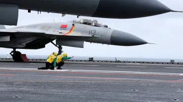 Stíhačky J-15 na čínské letadlové lodi Liao-ning při cvičení v oblasti Jihočínského moře, (leden 2017)