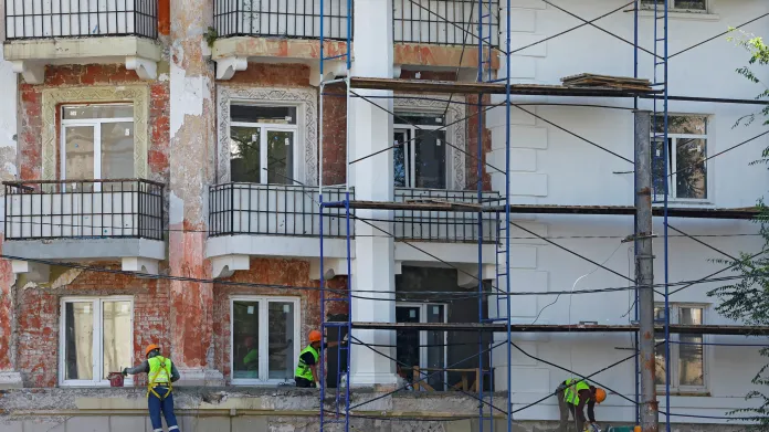 Obnova jednoho z domů v Mariupolu, který zničil ruský útok
