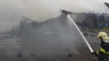 Hasiči zasahovali v Praskolesích na Berounsku u hořícího skladu pyrotechniky