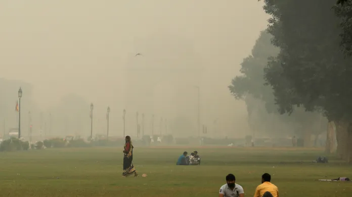 Lidé tráví čas v parku před Bránou Indie i během smogové situace