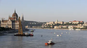 Vytahování vraku lodi z Dunaje