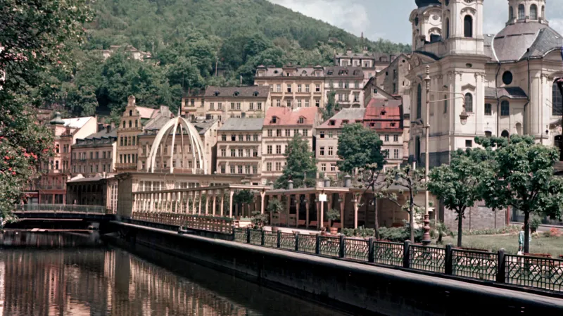 Vřídelní kolonáda a kostel sv. Maří Magdalény (1957)