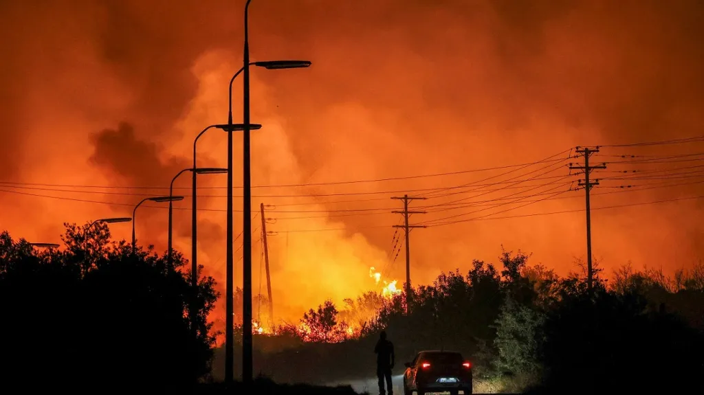 Požár v průmyslové zóně města Volos v Řecku
