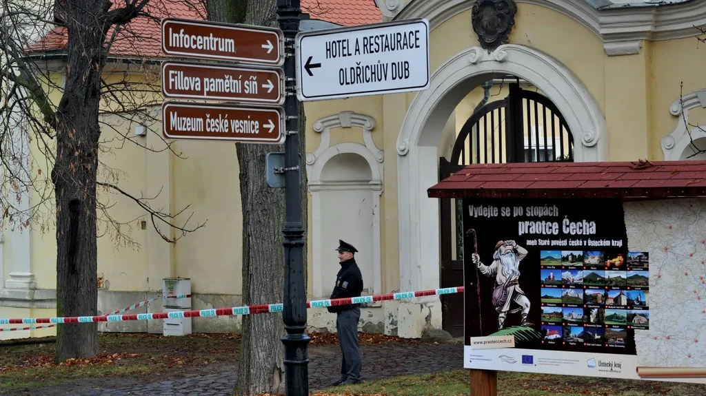 Policisté před zámkem v Peruci