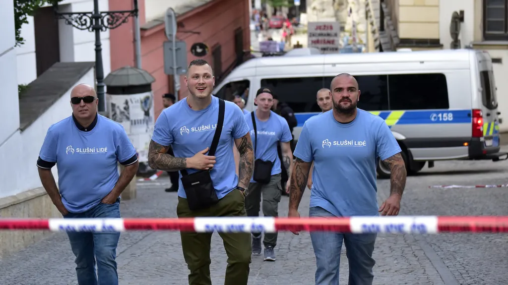 Členové hnutí Slušní lidé odcházejí v modrých tričkách od bočního východu brněnského Divadla Husa na provázku