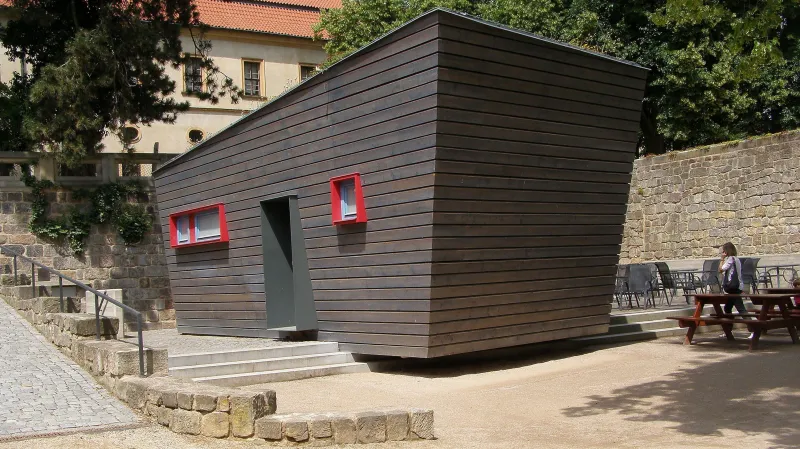 Dřevěný kiosk v Zámecké zahradě v Jičíně