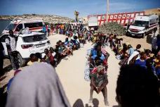 Italskou Lampedusu zahltily tisíce migrantů. Ostrov vyhlásil stav nouze