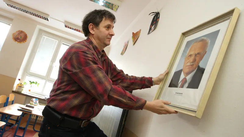 Ředitel želechovické školy s portrétem prezidenta