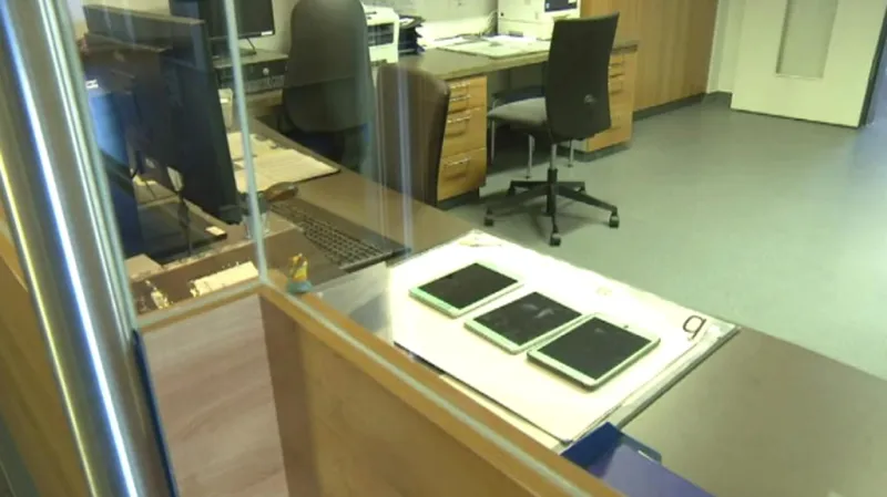 Některé nemocnice odkládají tablety a vrací se k papíru