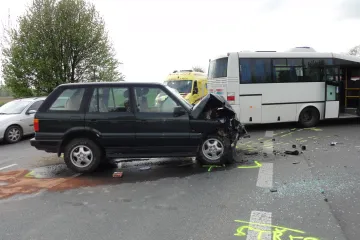 Na Hodonínsku se srazil autobus s autem, zasahoval vrtulník