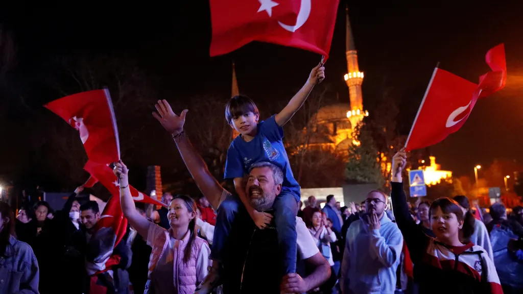 Příznivci istanbulského starosty Ekrema Imamoglua slaví volební úspěch