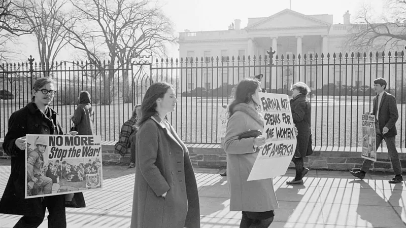 Protest proti válce ve Vietnamu před Bílým domem 19. ledna 1968