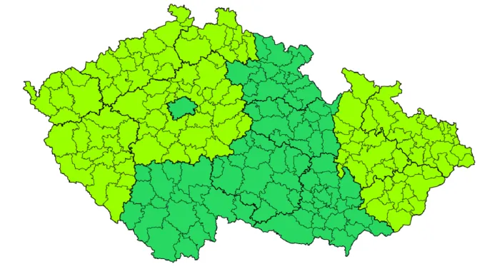 Předběžná předpověď: Ve svítivě zelených oblastech v Čechách může v sobotu během dne spadnout 5–15 cm těžkého mokrého sněhu. Stejná barva na Moravě a ve Slezsku upozorňuje na silné poryvy větru v sobotu: nížiny kolem 70 km/h a na horách až do 110 km/h
