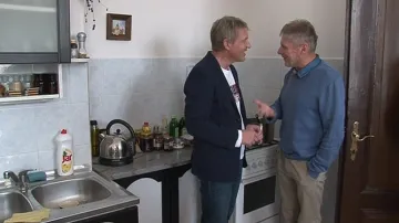 Zbigniew Czendlik vítá ve své kuchyni hosta pořadu Zdeňka Mertu