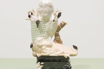 Urny a tetování Dominika Adamce jsou mementem smrtelnosti i života