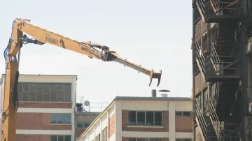 Začala demolice vyhořelé budovy ve Zlíně
