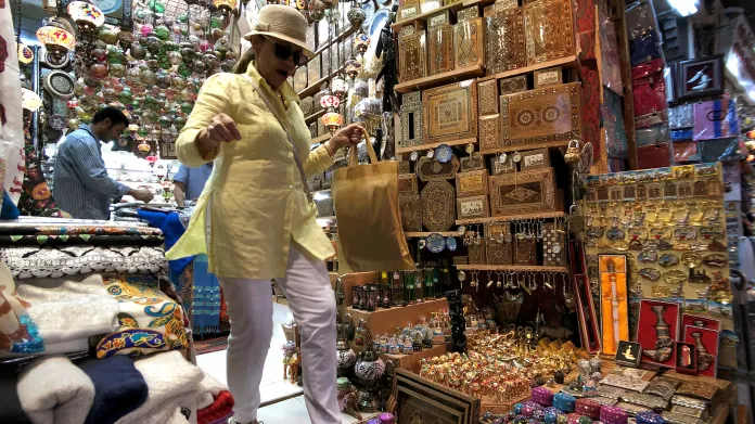 Evropská turistka na nákupech v hlavním městě Ománu Maskatu