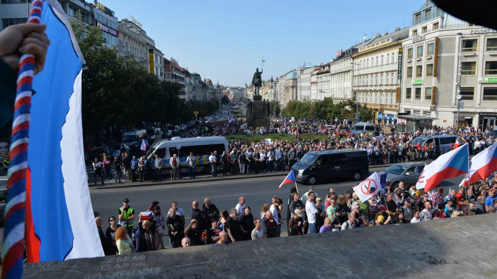 Demonstrace proti islámu i proti xenofobii