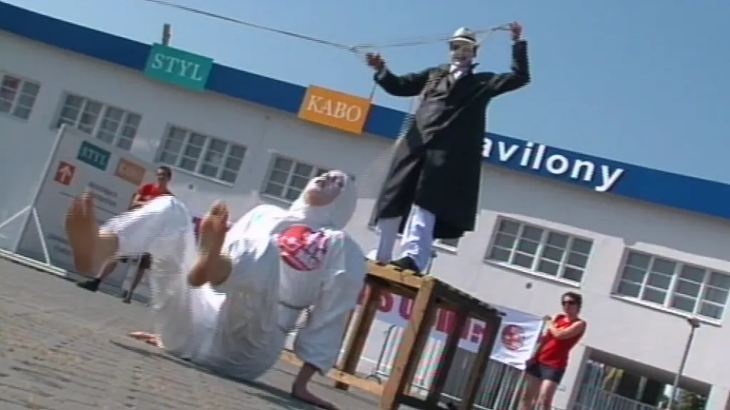Taneční performance upozornila na novodobé otroctví v továrnách