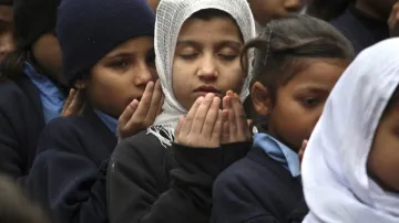 Pákistán pohřbívá oběti masakru ve škole