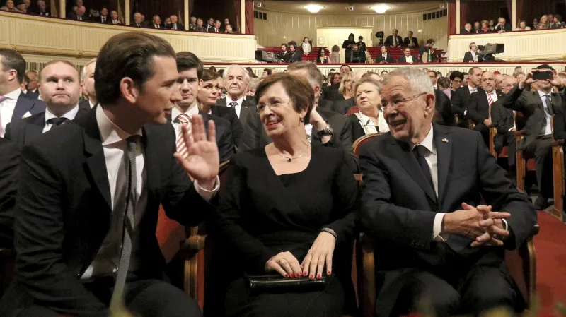Kancléř Kurz společně s prezidentem Van der Bellenem ve Státní opeře